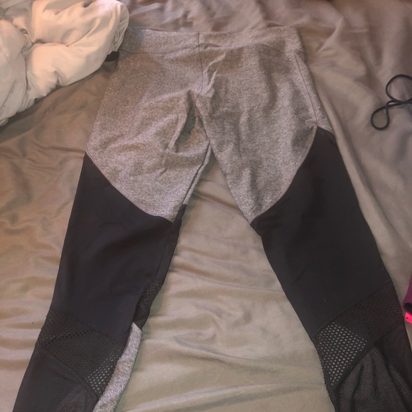 Victoria Secret half pant workout leggings- M - Picture 2 of 3